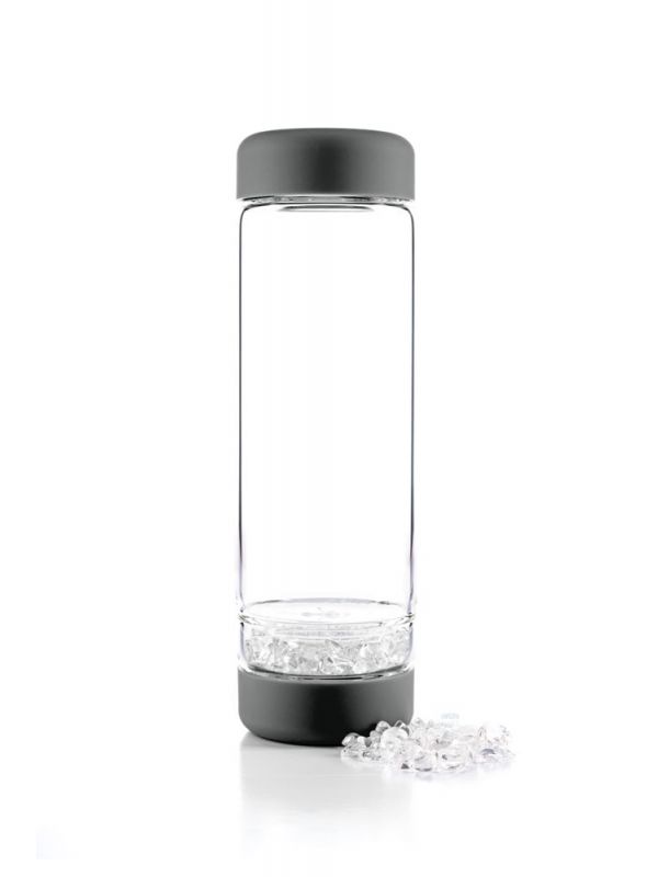 Glasflasche dunkelgrau Bergkristall für Edelsteinwasser. Glass bottle dark grey with clear quartz for gemwater.